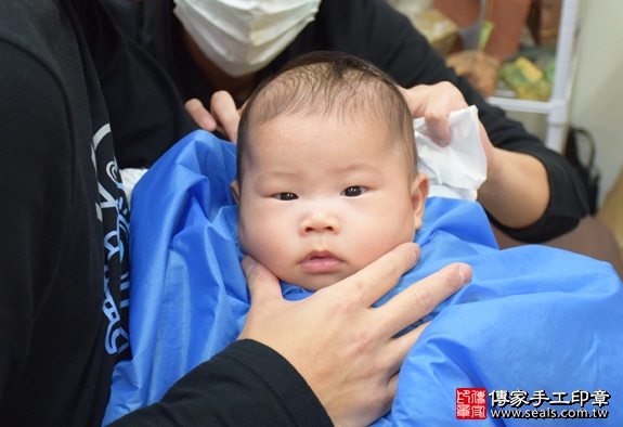 剃胎毛、滿月剃頭、嬰兒剃頭、嬰兒理髮、嬰兒剃髮、嬰兒剃胎毛、嬰兒滿月剃頭、寶寶剃頭、剃胎毛儀式、剃胎毛吉祥話、滿月剃頭儀式、滿月剃頭吉祥話、寶寶剃胎毛、寶寶滿月剃頭理髮、新北永和區剃胎毛、新北永和區滿月剃頭、新北永和區嬰兒剃頭剃胎毛、新北永和區嬰兒理髮、新北永和區嬰兒剃髮、吳寶寶(新北永和區嬰兒寶寶滿月剃頭理髮、免費嬰兒剃胎毛儀式吉祥話)。中國風會場，爸媽寶貝免費穿「日中韓」古裝禮服。專業拍照、DVD光碟、證書。★購買「臍帶章、肚臍章、胎毛筆刷印章」贈送：剃頭、收涎、抓周，三選一。2016.01.31 照片15